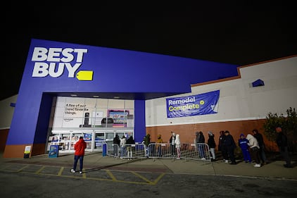 Shoppers line up to score Black Friday deals