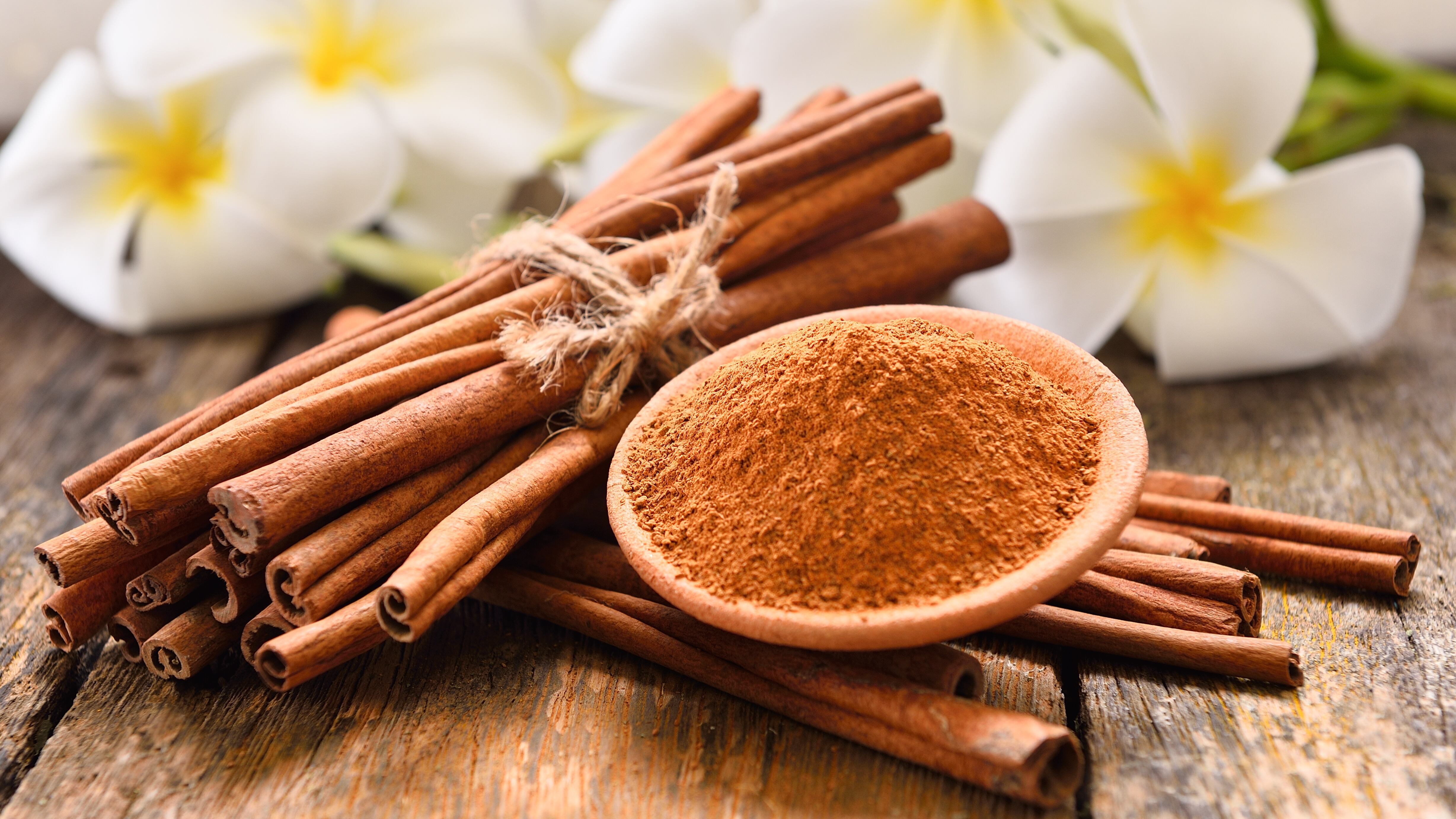 cinnamon powder on wooden background
