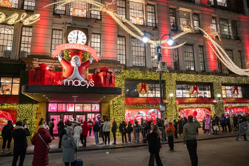 Shoppers line up to score Black Friday deals