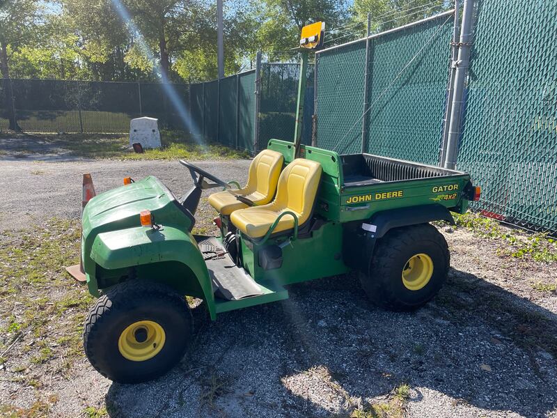This is a 1998 Gator gold cart and it's a 4X2.
